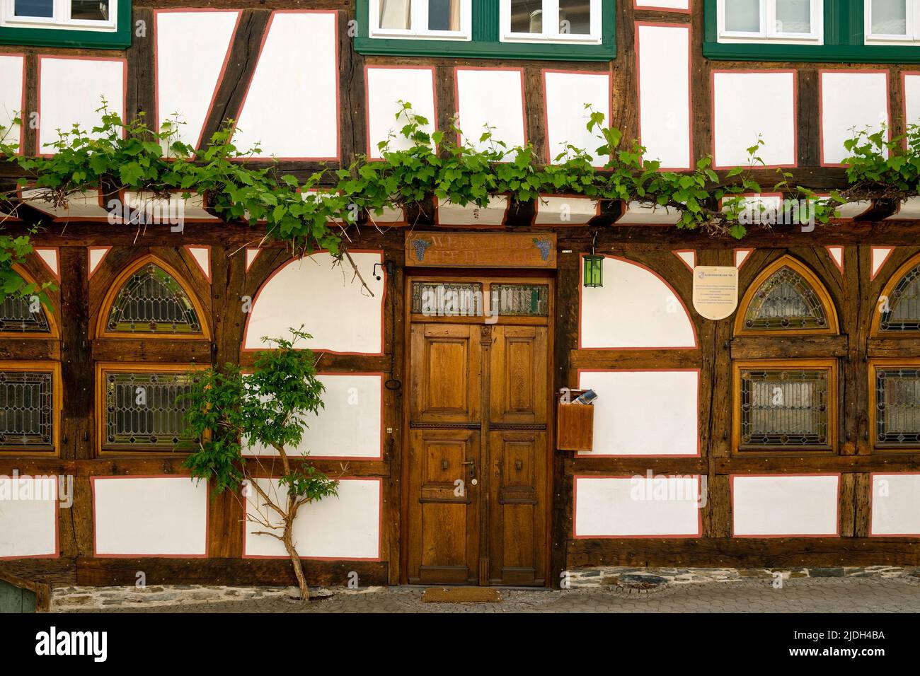 Spätgotisches Fachwerkhaus mit mittelalterlichem Holzgerüst und gotischen Spitzbögen, Deutschland, Rheinland-Pfalz, Kaub Stockfoto