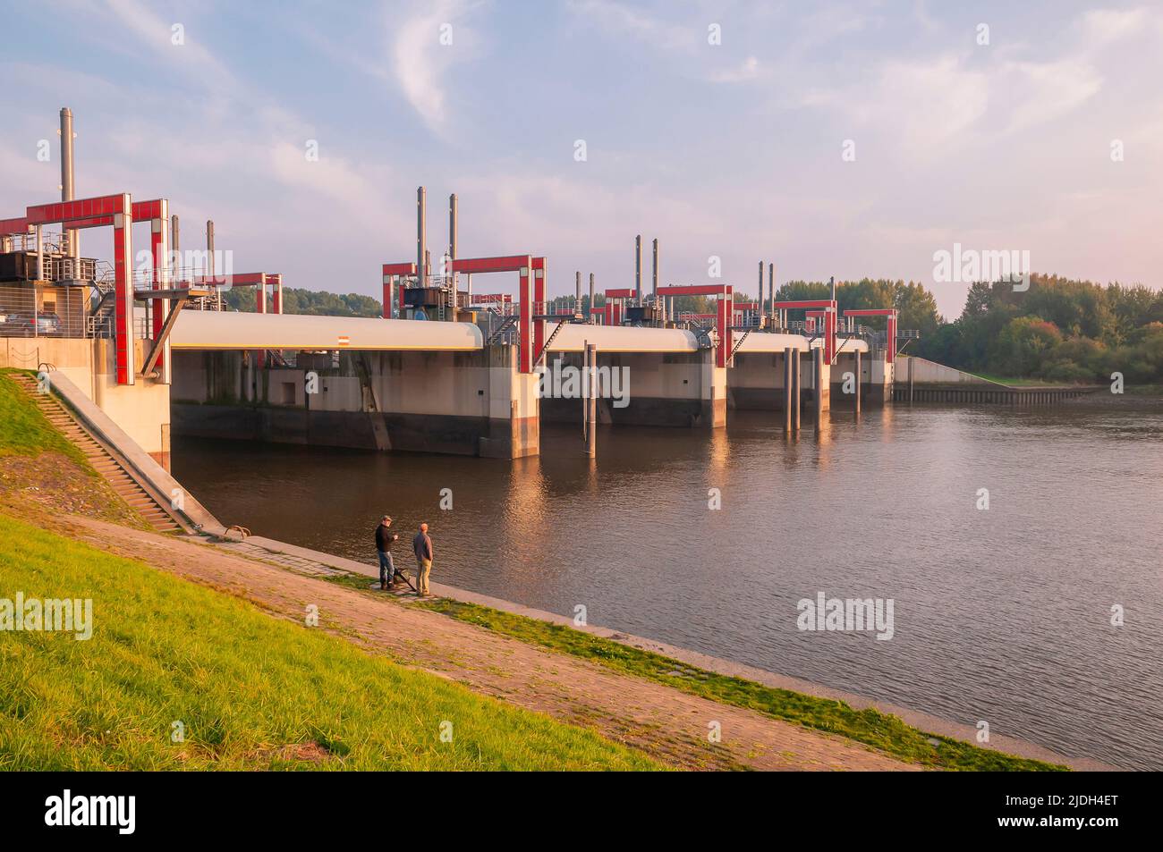 Angler vor Staudamm und Brücke an der Billwerder Bucht, Deutschland, Hamburg Stockfoto