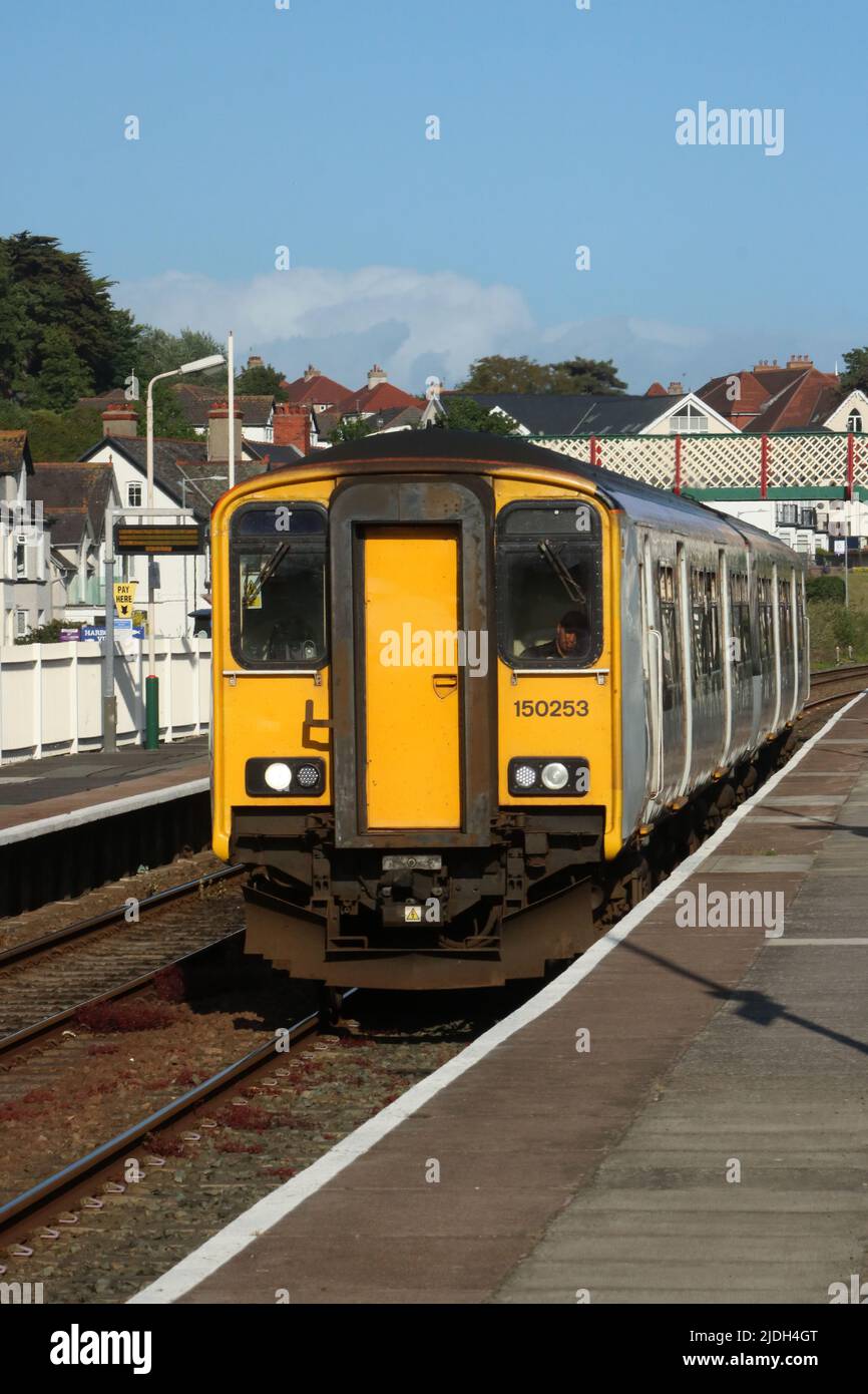 Transport for Wales 2 car class 150 Sprinter dmu, Unit number 150 253, in Deganwy Bahnhof am Donnerstag, 9.. Juni 2022. Stockfoto