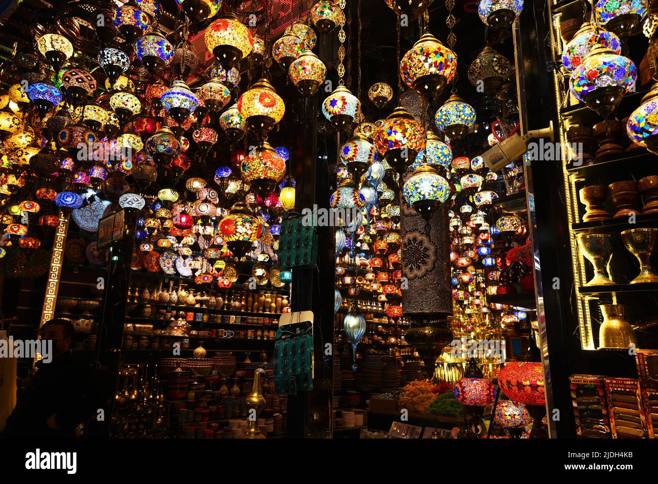 Dubai Souk, Dubai Creek, Dubai Altstadt, Lampen und Lichter und Glaskugeln im Markt oder Basar von Dubai Stockfoto