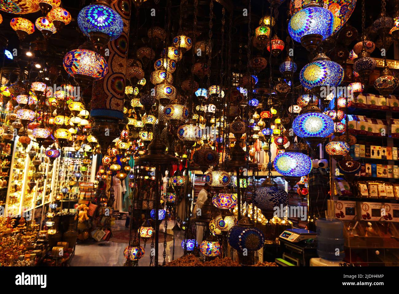 Dubai Souk, Dubai Creek, Dubai Altstadt, Lampen und Lichter und Glaskugeln im Markt oder Basar von Dubai Stockfoto