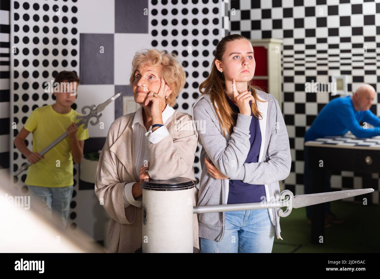 Großeltern und Enkelkinder im Fluchtzimmer Stockfoto