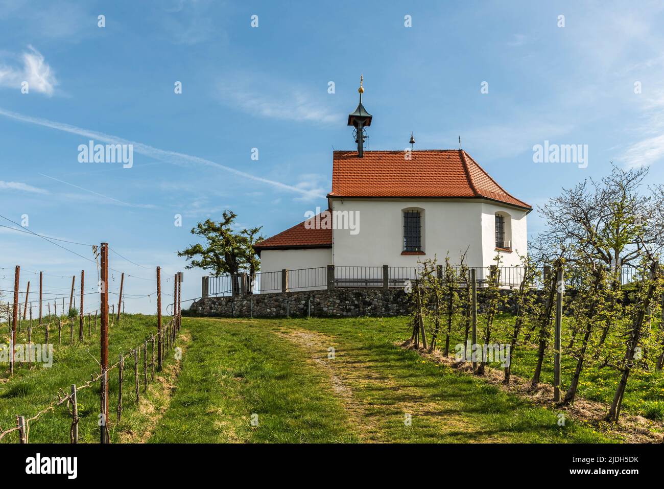Kleine Kapelle in idyllischer Landschaft gegen Himmel, Wasserburg am Bodensee, Bayern, Deutschland Stockfoto