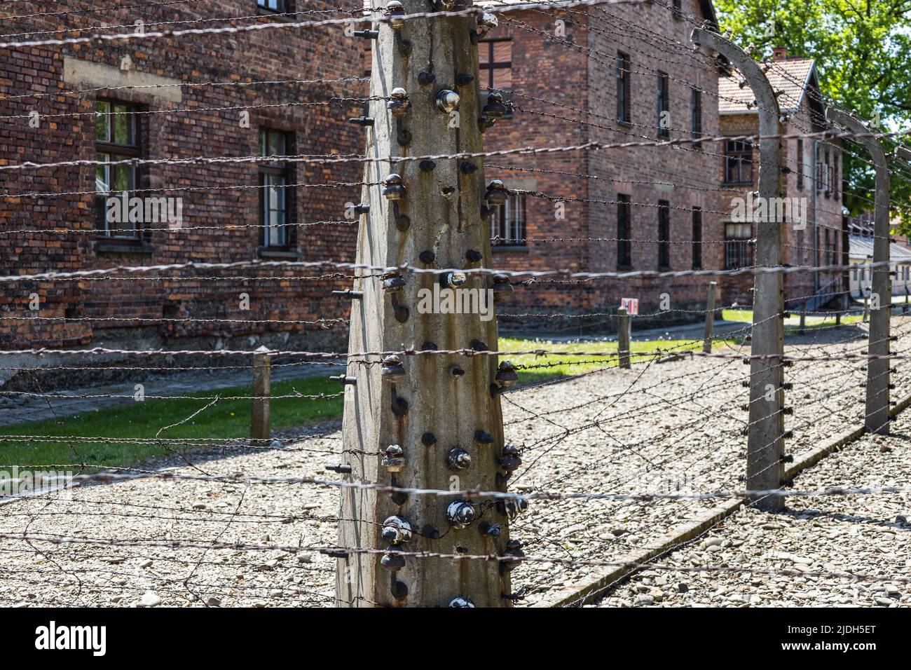 Stacheldraht um das Konzentrationslager Auschwitz-Birkenau. Oswiecim, Polen, 16. Mai 2022 Stockfoto