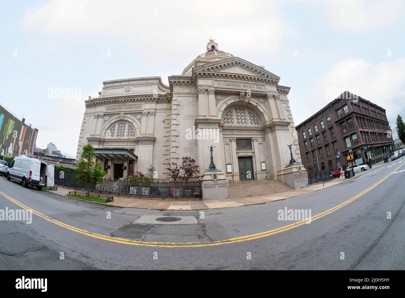 Eine Fischaugenansicht der berühmten Williamsburgh Savings Bank am 175 Broadway in Williamsburg, Brooklyn, New York. Stockfoto