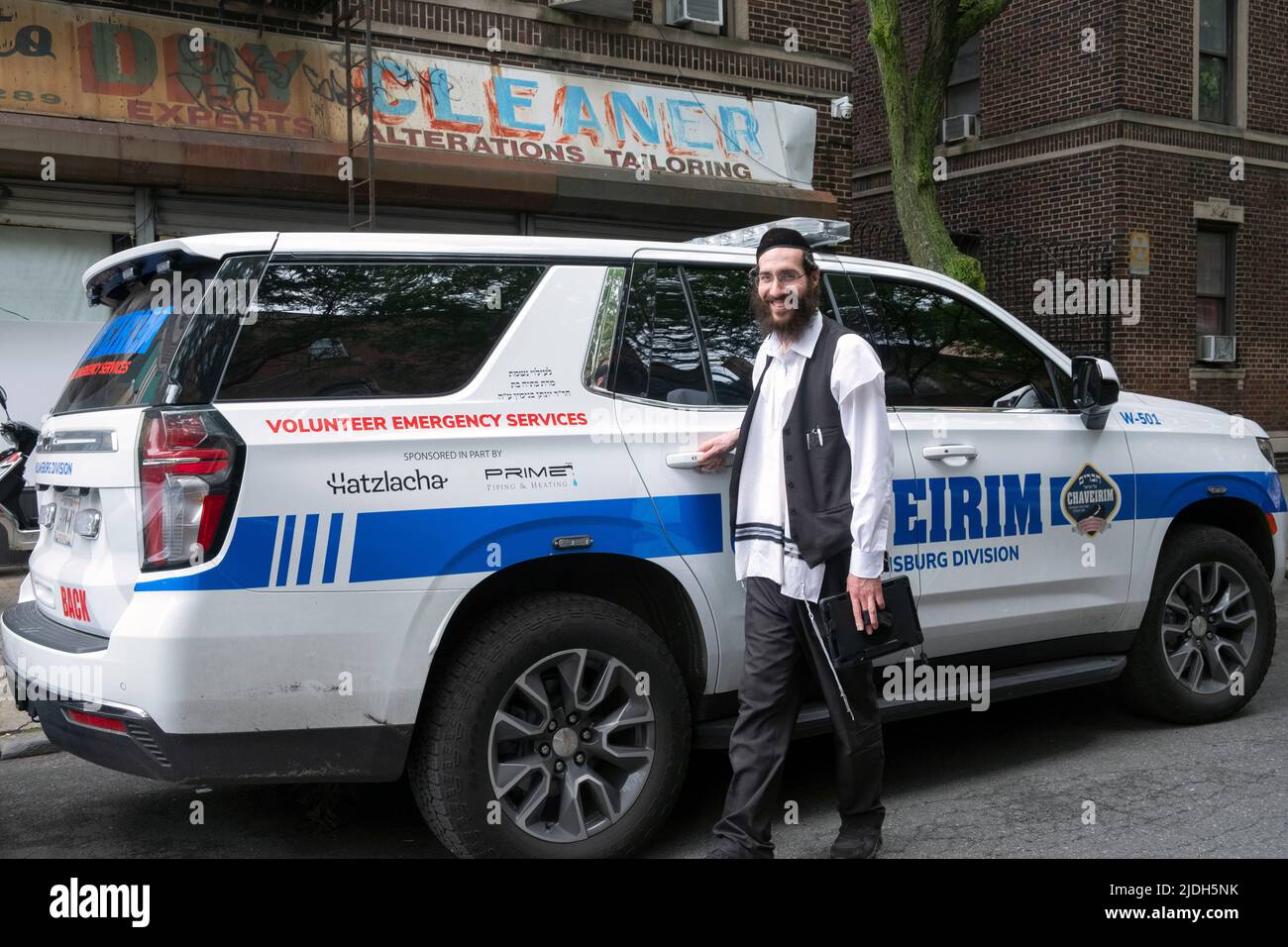 Posed Portrait eines Freiwilligen aus Chaveirim (Hebräisch für Freunde), der in Not geratenen Nachbarn wie Aussperrungen, Wohnungen, Akkustopfungen usw. in Brooklyn hilft. Stockfoto