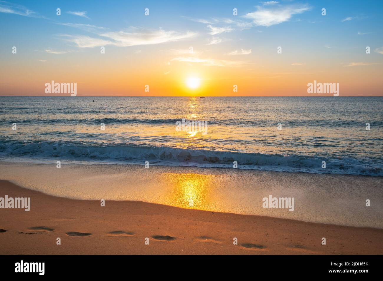 Schöner Sonnenuntergang am Strand. Stockfoto