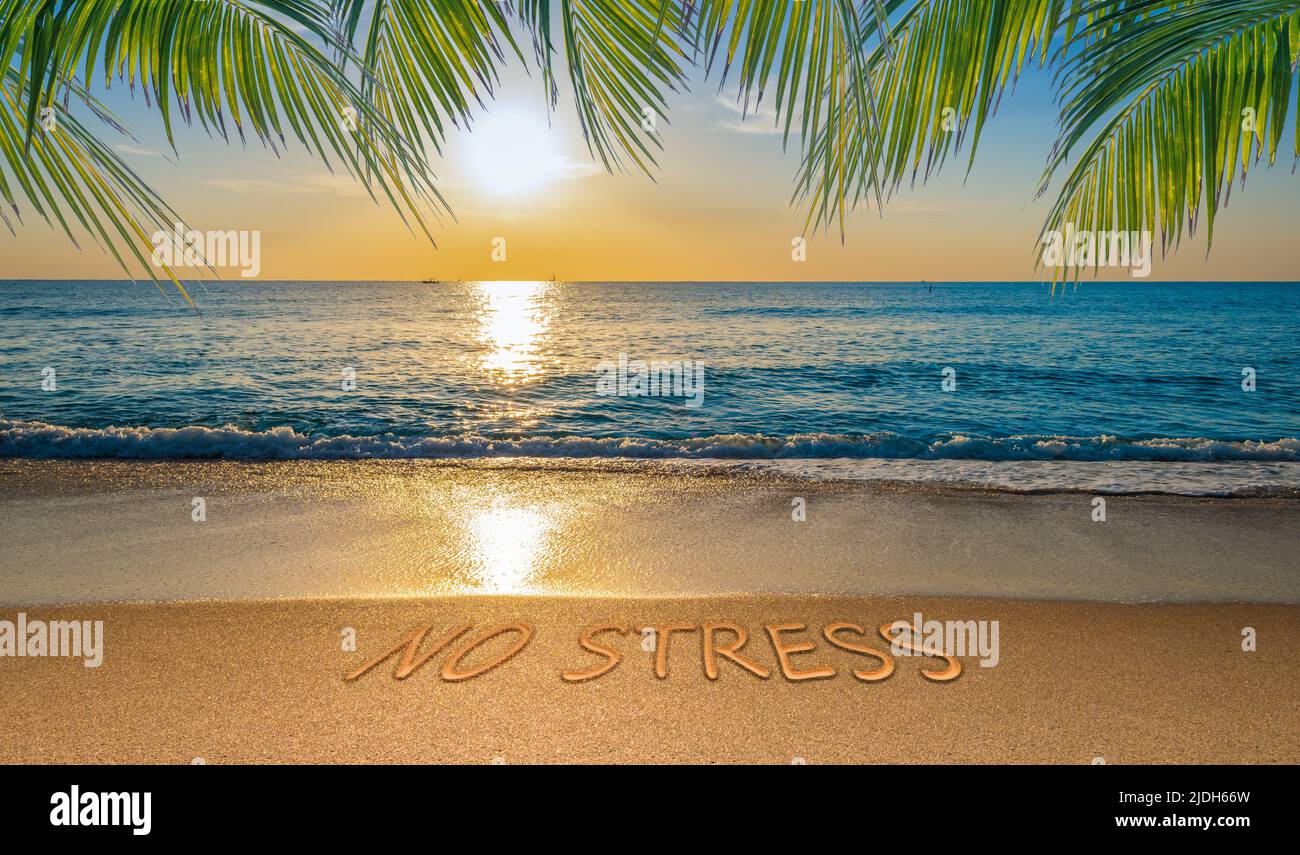 Kein Stresskonzept mit tropischem Strand und geschriebenem Text im Sand. Stockfoto