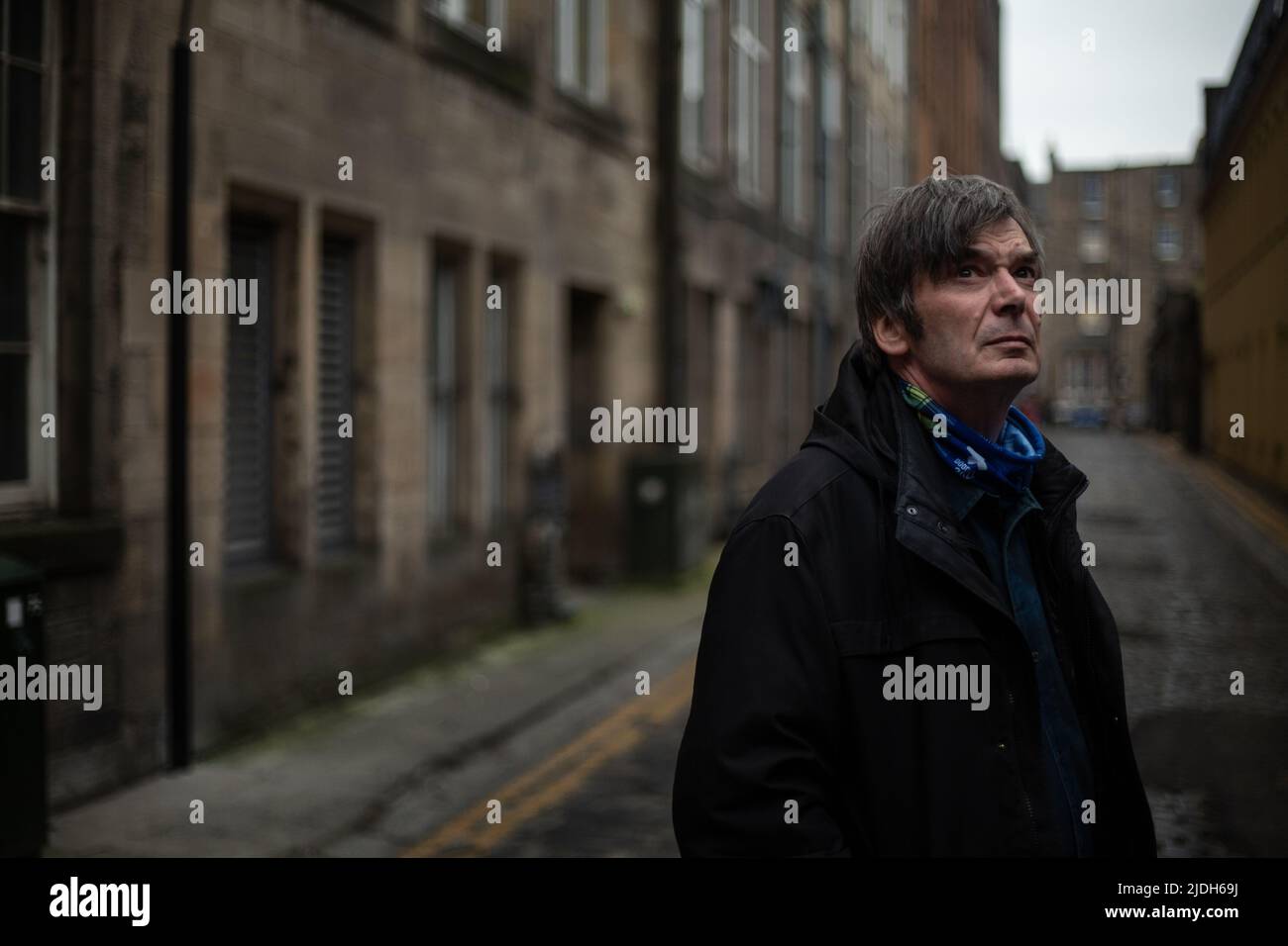 Ian Rankin, Autor, Outside the Oxford Bar, (eine Bar, die in vielen seiner Bücher zu sehen ist), in Edinburgh, Schottland, 2. März 2022. Stockfoto