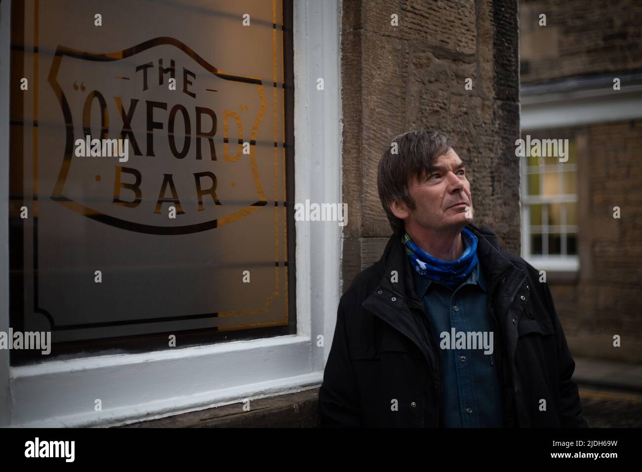 Ian Rankin, Autor, Outside the Oxford Bar, (eine Bar, die in vielen seiner Bücher zu sehen ist), in Edinburgh, Schottland, 2. März 2022. Stockfoto
