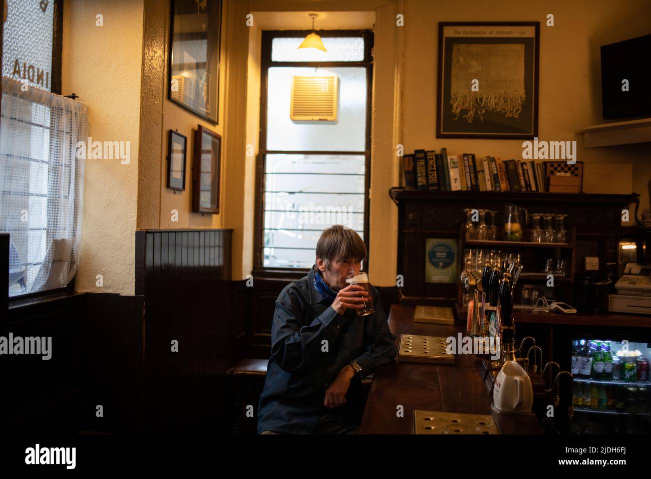 Ian Rankin, Autor, in der Oxford Bar, (eine Bar, die in vielen seiner Bücher zu sehen ist), in Edinburgh, Schottland, 2. März 2022. Stockfoto