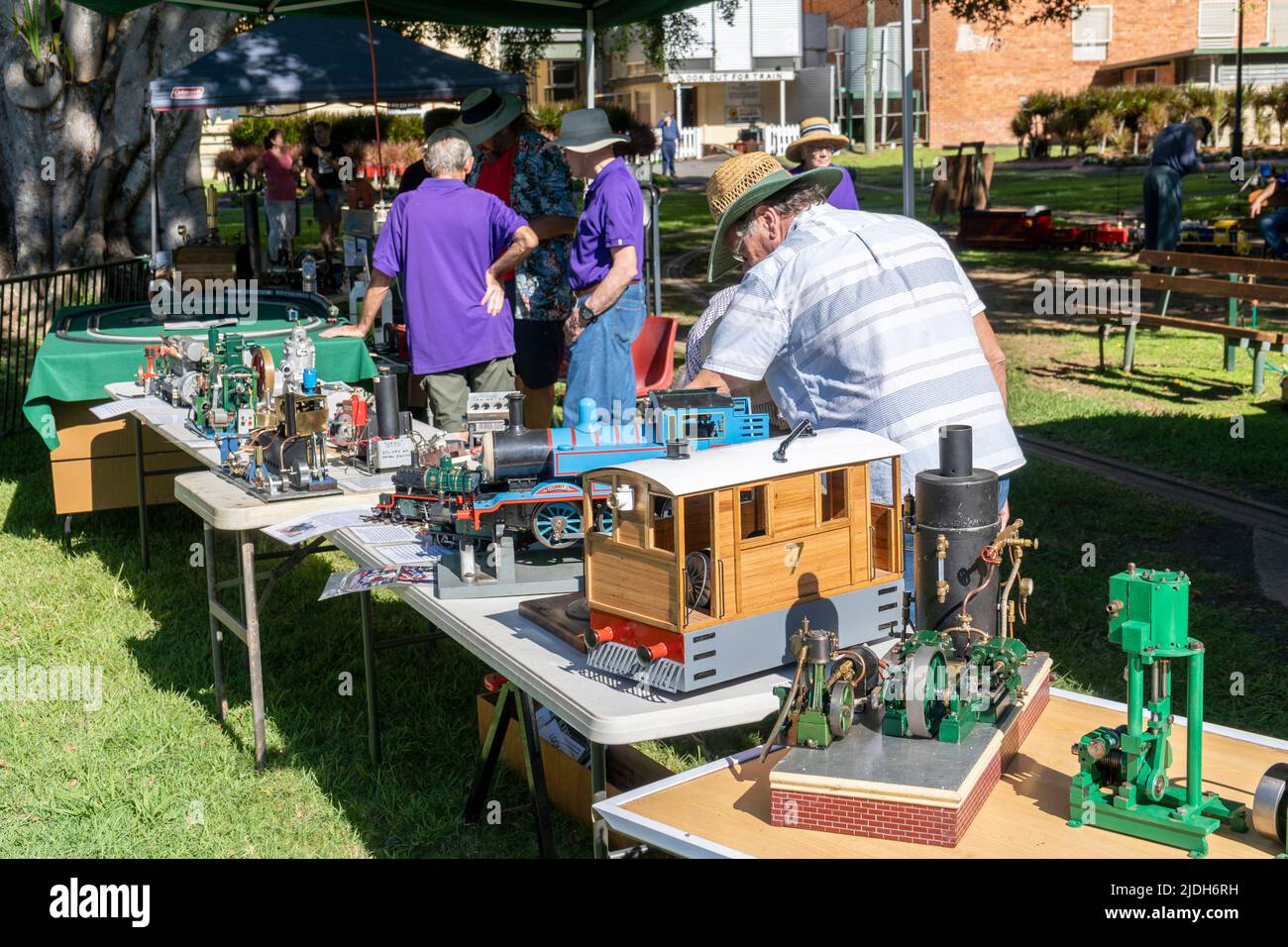 Modelleisenbahn- und Dampflokomoderenthusiasten, die Scale-Modelle zeigen, Queens Park, Maryborough, Queensland Australia Stockfoto