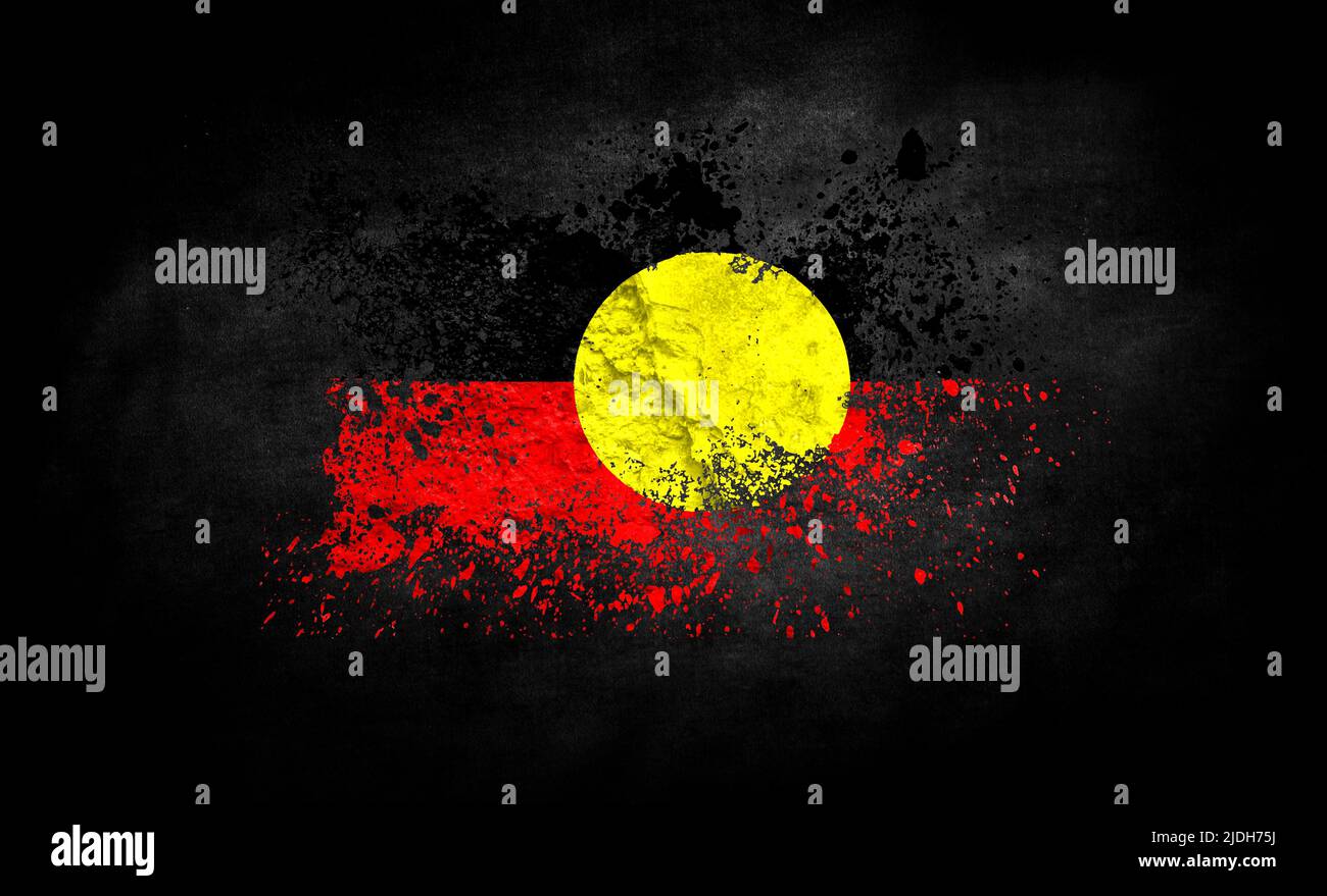 Mit Pinsel bemalte Flagge der australischen Aborigines isoliert auf schwarzem Hintergrund Stockfoto