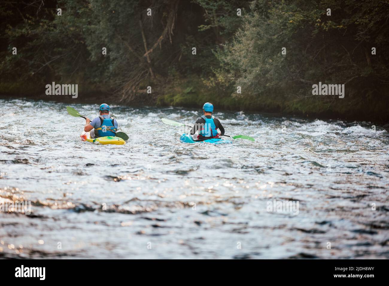 Zwei Wildwasser-Kajakfahrer paddeln auf dem Wasser des Flusses. Adrenalinsucher und Naturliebhaber. Stockfoto