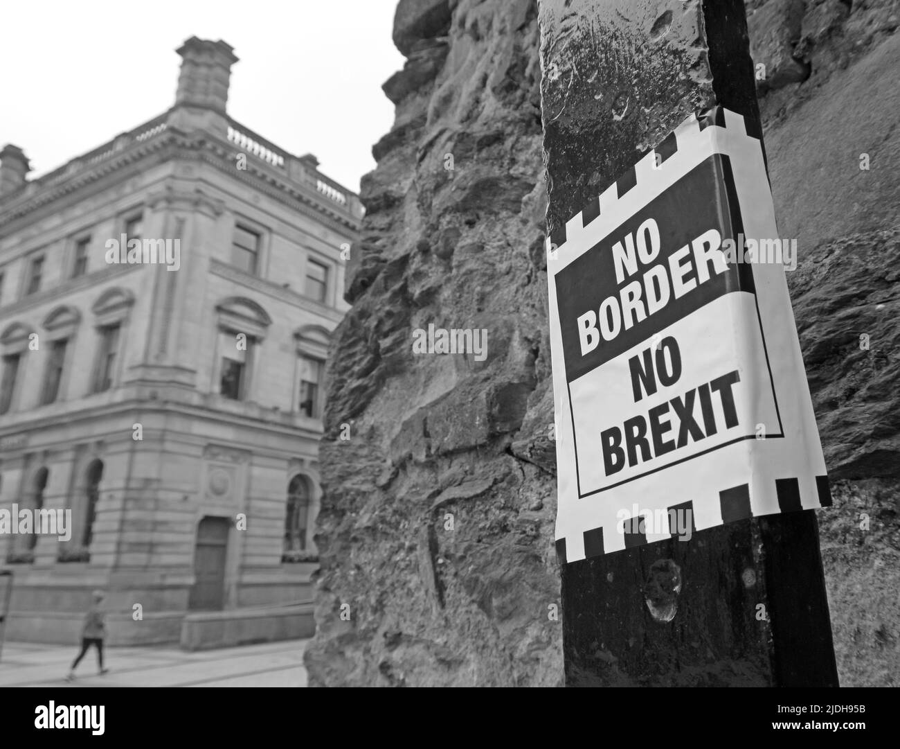 Aufkleber auf einem Laternenpfahl in Derry, Irland - Keine Grenze, kein Brexit. Die Gefühle sind heiß über das NIP-Protokoll für Nordirland mit der EU Stockfoto