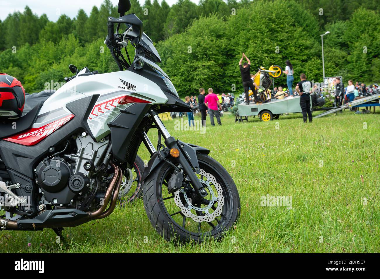 Chelm, Lubelskie, Polen - 18. Juni 2022: Rallye der Motorradfahrer in Chelm auf der MotoKropla 2022, Motorrad-Ausstellung Stockfoto