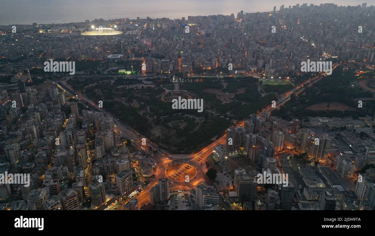 Top-Nachtsicht auf einen Verkehrskreis und einen Stadtpark mit gelben Lichtern, Horsh Beirut, Downtown, Libanon, Naher Osten, Westasien Stockfoto