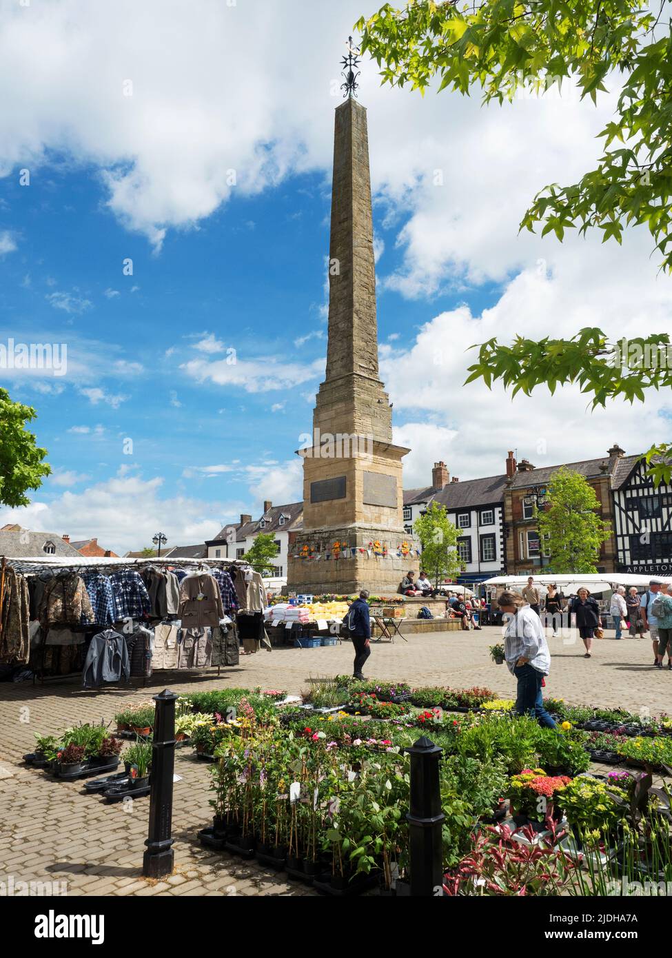 Geschäftiges Marktsegment um den Obelisken am Markttag in Ripon North Yorkshire England Stockfoto
