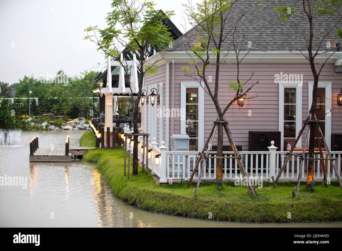 Bangkok, Thailand - September 08 2013: Restaurant am Teich im Chocolate Ville ein lustiger und einzigartiger Themenort im Europäischen Dorf mit vielen Restaurants Stockfoto