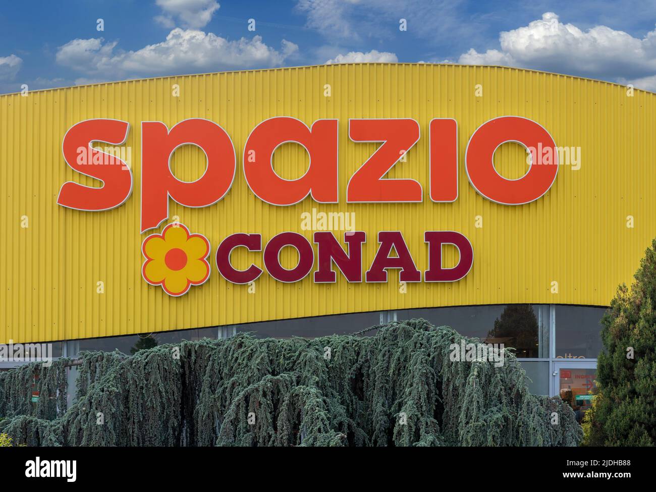 Cuneo, Italien - 03. Juni 2022: Conad Spazio-Logo auf blauem Himmel im Einkaufszentrum Grande Cuneo, Conad (National Retail Consortium) ist das Stockfoto
