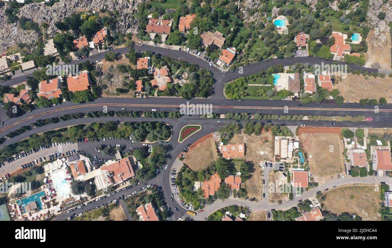 Aus der Vogelperspektive auf das Resort Village mit bergigen Straßen und halbwüstener Vegetation, Landschaft, Mount Libanon - Faraya, Mittlerer Osten Stockfoto