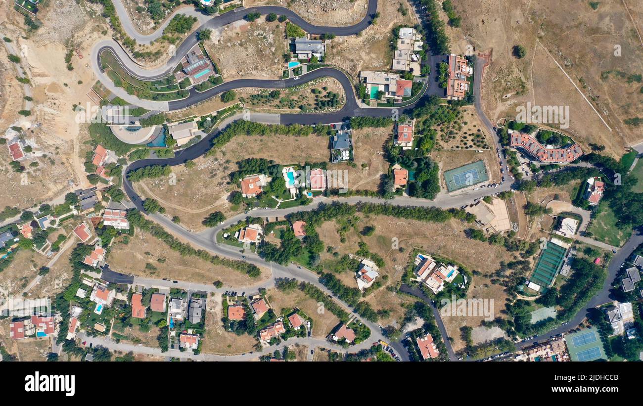 Aus der Vogelperspektive auf das Resort Village mit bergigen Straßen und halbwüstener Vegetation, Landschaft, Mount Libanon - Faraya, Mittlerer Osten Stockfoto