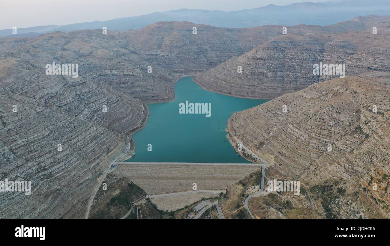 Chabrouh-Wasserdamm in Faraya, Libanon, Naher Osten mit einem großen Stausee in felsigem bergigem Gelände Stockfoto