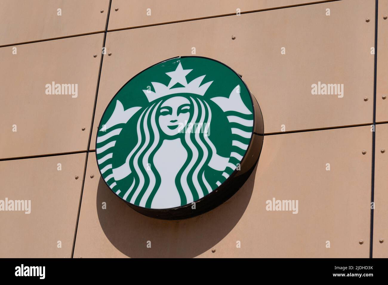 Bordeaux , Aquitaine Frankreich - 06 10 2022 : Starbucks Kaffeehaus Logo grün und Marke Zeichen Store Wand Fassade American Coffee Company Shop Stockfoto