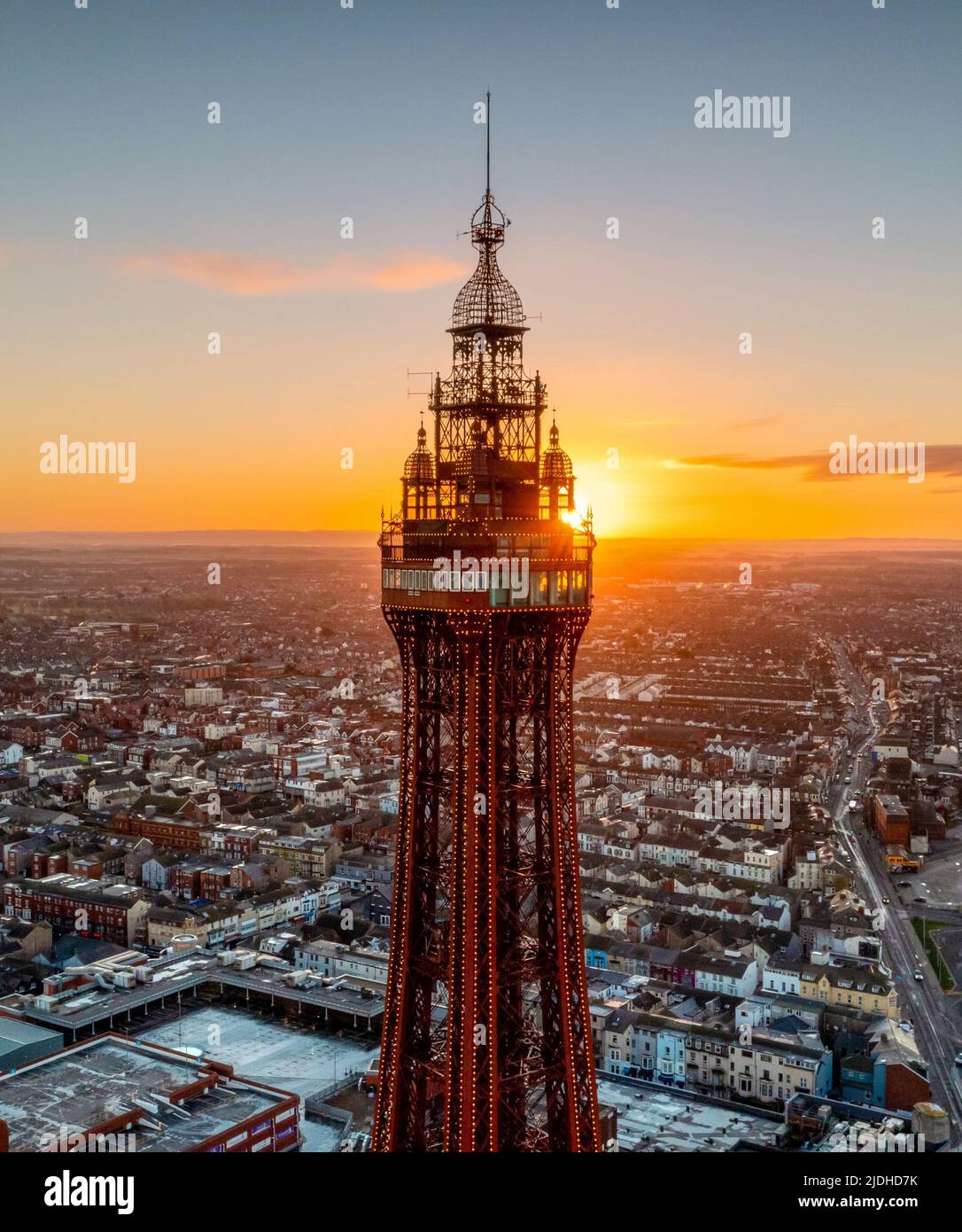 Blackpool, Lancashire, Großbritannien. 20.. Januar 2022. Sunrise schlägt hinter dem Blackpool Tower und über Lancashire. Luftbild. Stockfoto