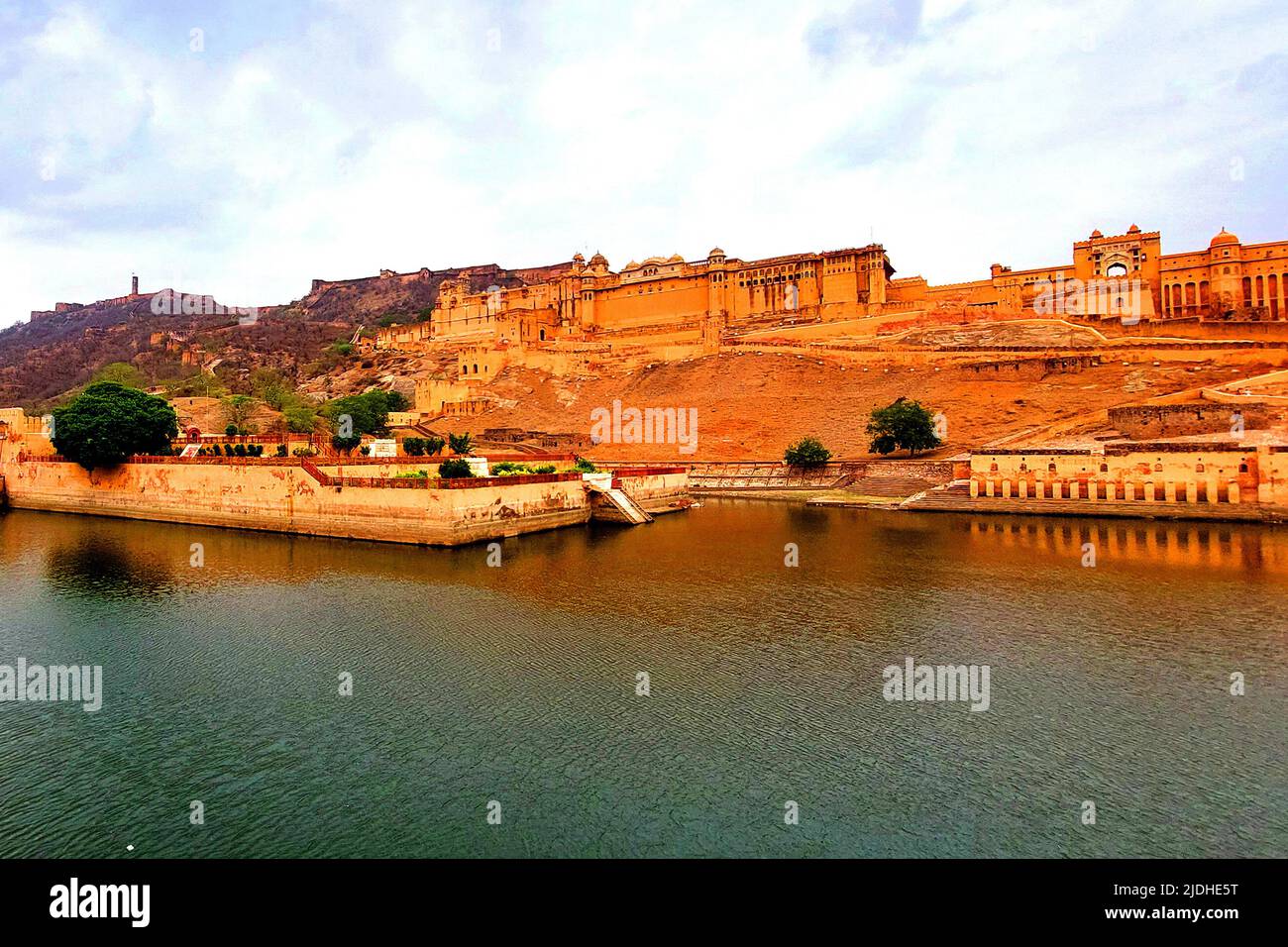 Ein Blick auf die historische Amer Fort oder Amber Fort in Jaipur, Rajasthan, Indien, am 18. Juni 2022. Amer Palace liegt auf einem bewaldeten Hügel Vorgebirge, das in Maota Lake in der Nähe der Stadt Amer ragt. Die Amber Fort wurden ursprünglich von Raja man Singh gebaut. Jai Singh Ich erweiterte es. Verbesserungen und Ergänzungen wurden nacheinander Herrscher in den nächsten 150 Jahren getan, bis die Kachwahas ihre Hauptstadt nach Jaipur während der Zeit von Sawai Jai Singh II verschoben, im Jahr 1727. Foto von ABACAPRESS.COM Stockfoto