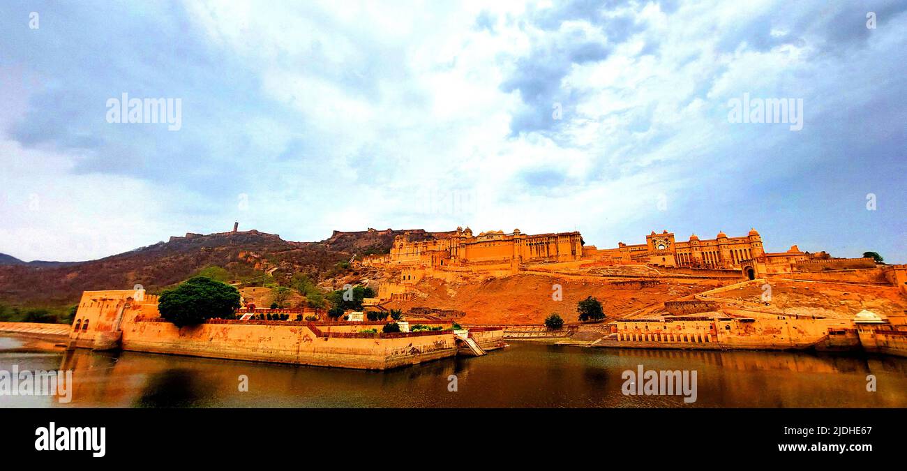 Ein Blick auf die historische Amer Fort oder Amber Fort in Jaipur, Rajasthan, Indien, am 18. Juni 2022. Amer Palace liegt auf einem bewaldeten Hügel Vorgebirge, das in Maota Lake in der Nähe der Stadt Amer ragt. Die Amber Fort wurden ursprünglich von Raja man Singh gebaut. Jai Singh Ich erweiterte es. Verbesserungen und Ergänzungen wurden nacheinander Herrscher in den nächsten 150 Jahren getan, bis die Kachwahas ihre Hauptstadt nach Jaipur während der Zeit von Sawai Jai Singh II verschoben, im Jahr 1727. Foto von ABACAPRESS.COM Stockfoto