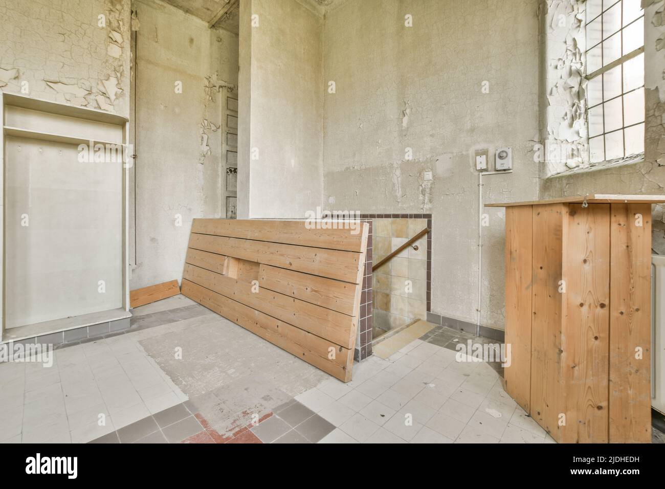 Panoramablick auf das Bürogebäude mit Heizkörpern und Zubehör in der Stadtkirche Stockfoto