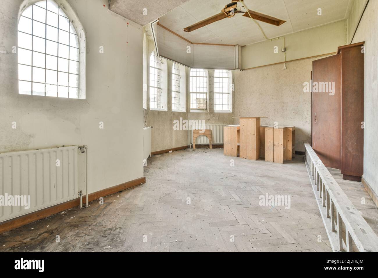 Panoramablick auf das Bürogebäude mit Heizkörpern und Zubehör in der Stadtkirche Stockfoto