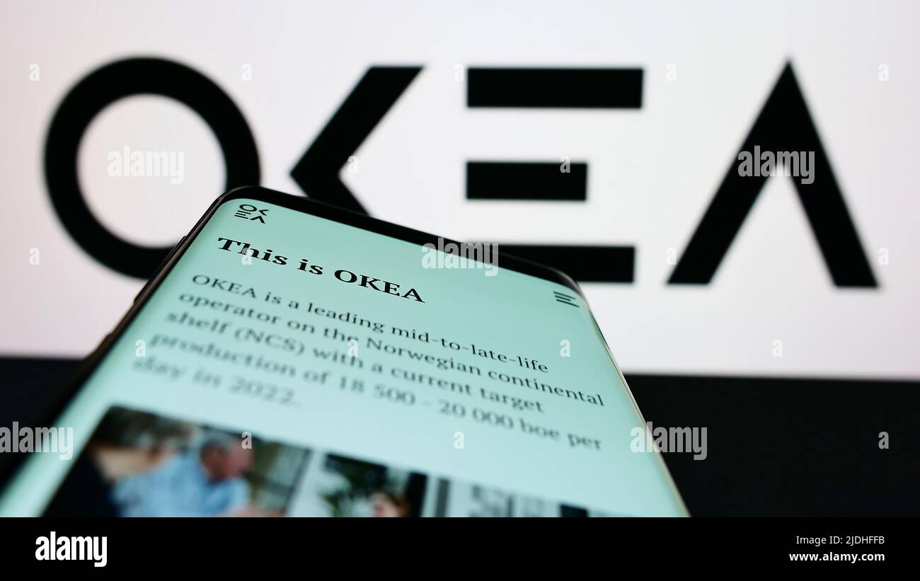 Smartphone mit Webseite des norwegischen Ölkonzerns OKEA ASA auf dem Bildschirm vor dem Unternehmenslogo. Konzentrieren Sie sich auf die obere linke Seite des Telefondisplays. Stockfoto