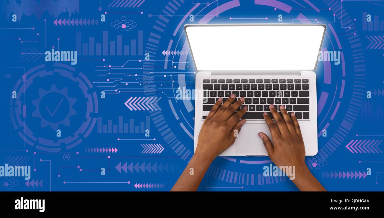Beschnittene junge schwarze Menschen tippen auf Laptop-Tastatur mit leuchtenden leeren Bildschirm auf blauem Hintergrund mit abstrakten Symbolen Stockfoto