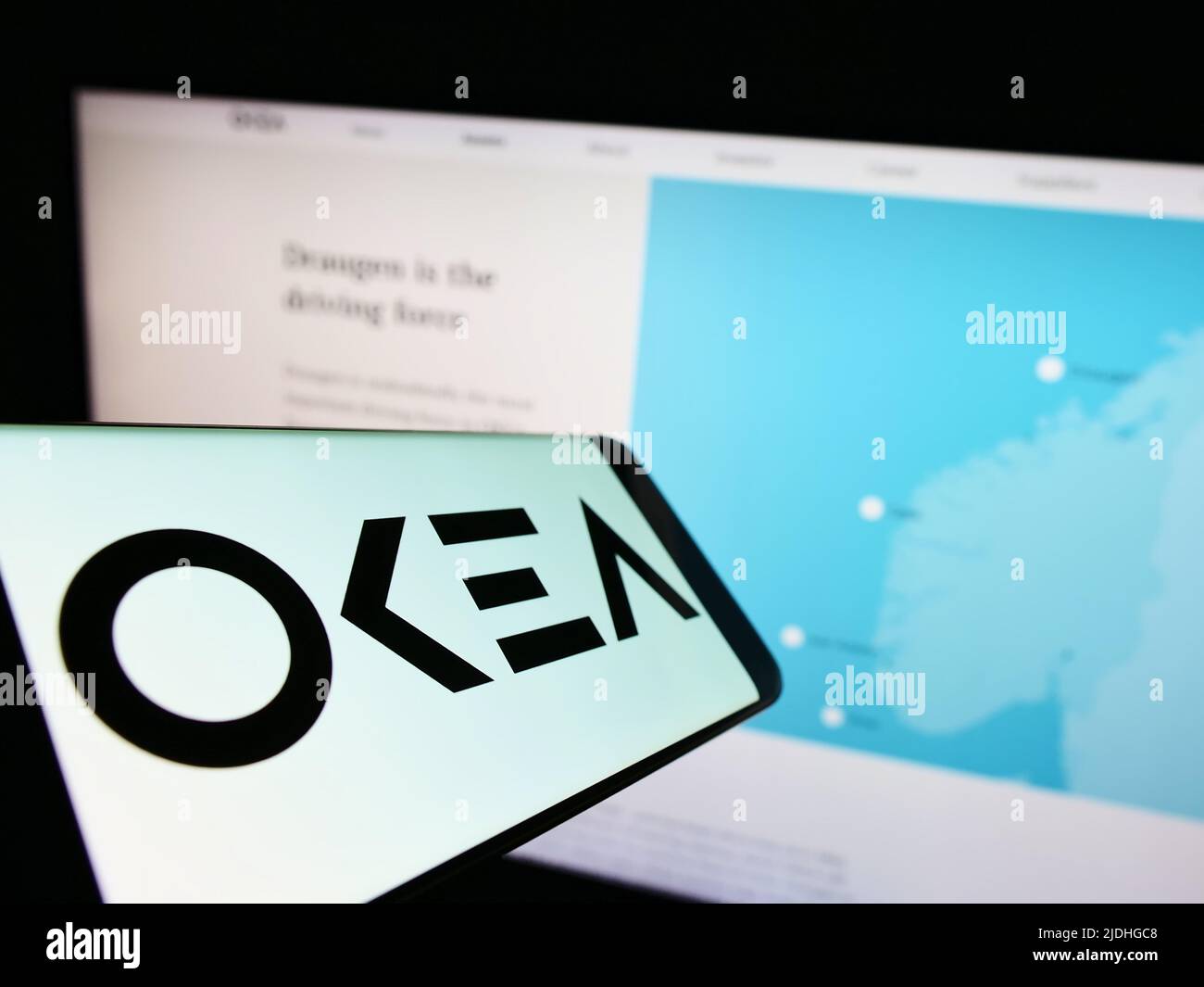 Mobiltelefon mit Logo des norwegischen Ölkonzerns OKEA ASA auf dem Bildschirm vor der Business-Website. Konzentrieren Sie sich auf die Mitte des Telefondisplays. Stockfoto