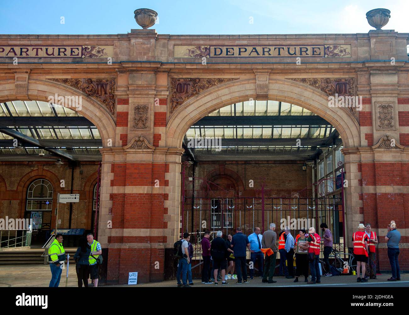 Arbeiter und Gewerkschaftsmitglieder versammeln sich vor dem Bahnhof Leicester an der offiziellen Streiklinie des GMT. Stockfoto