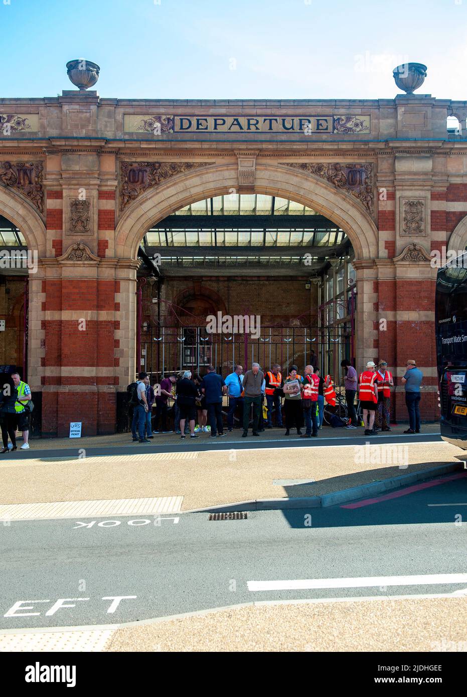 Arbeiter und Gewerkschaftsmitglieder versammeln sich vor dem Bahnhof Leicester an der offiziellen Streiklinie des GMT. Stockfoto