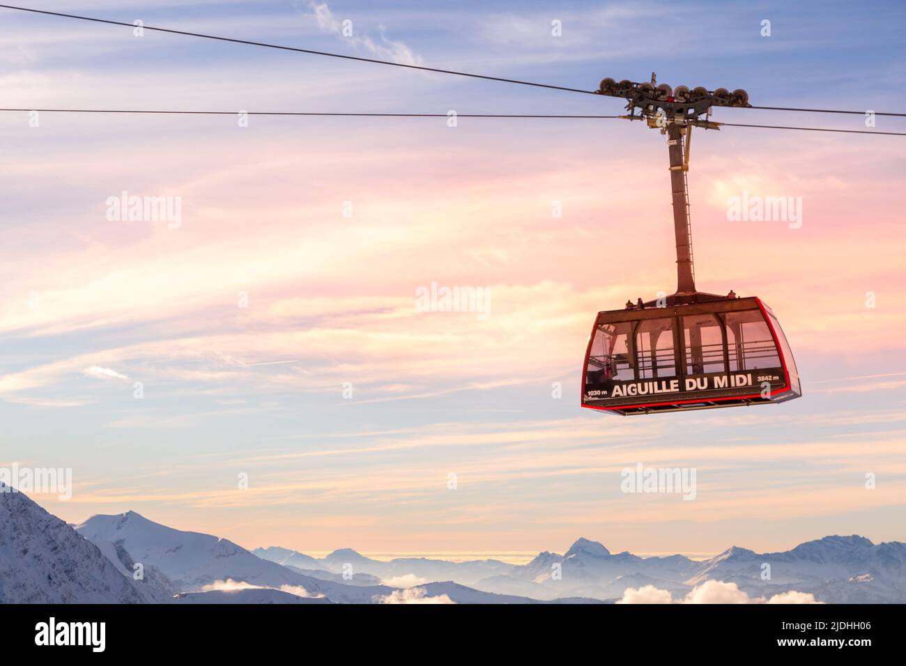 Chamonix Mont Blanc, Frankreich - 28. Januar 2015: Seilbahn in Aiguille du Midi und rosa Sonnenuntergang Himmel, Französische Alpen Stockfoto