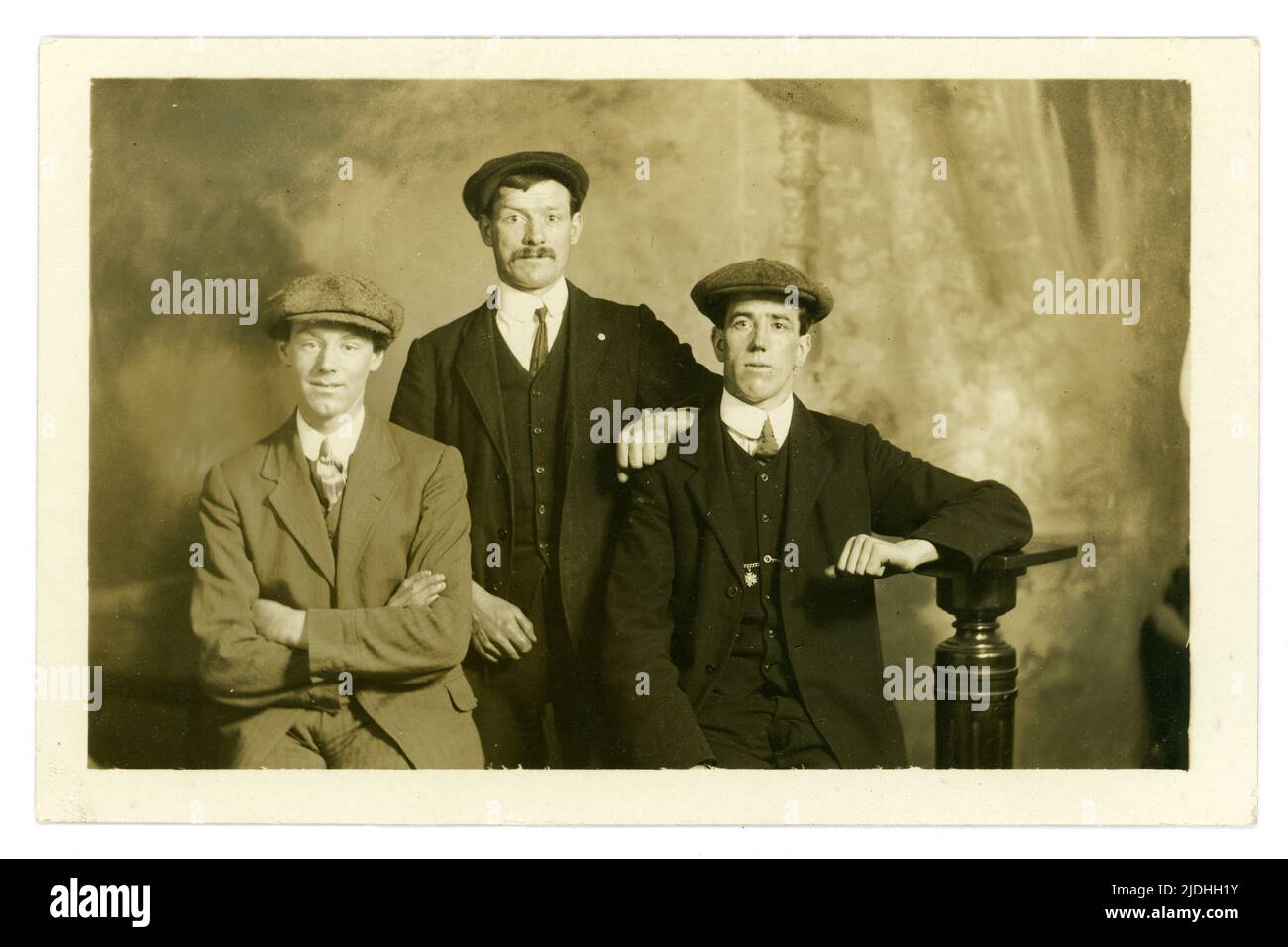 Original und klar Anfang des 20. Jahrhunderts Studio-Portrait-Gruppe von 3 Männern aus der Arbeiterklasse mit flachen Kappen, möglicherweise ein WW1 eingesandtes Foto von Freunden, Studio des Fotografen, Cuttriss, Neville Street, Newcastle-on-Tyne, Großbritannien ca. 1914-1919, Stockfoto