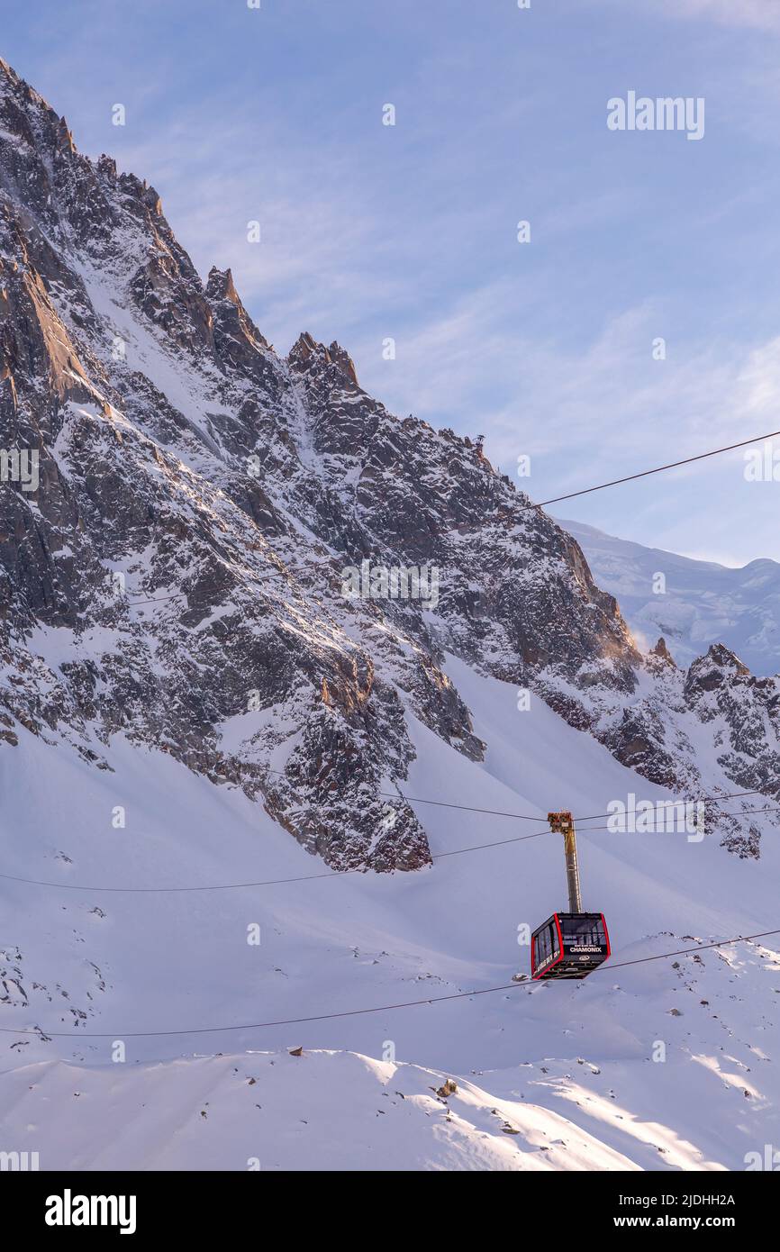 Chamonix Mont Blanc, Frankreich - Januar, 28, 2015: Seilbahn von Chamonix auf den Gipfel der Aiguille du Midi und rosa Sonnenuntergang Schnee Berge Panorama Stockfoto