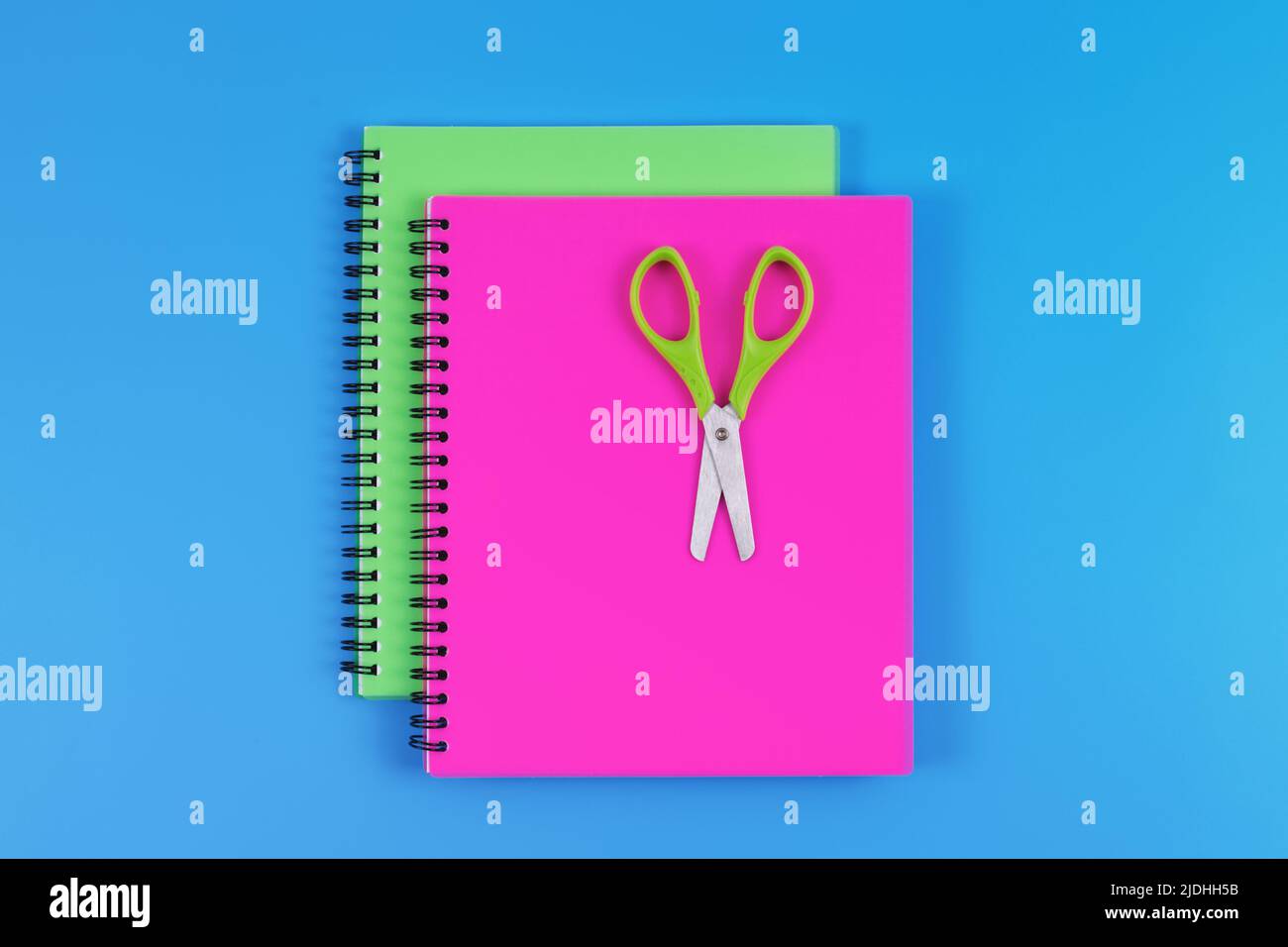 Flaches Lay mit farbenfroher Papeterie auf blauem Hintergrund. Saure Farben. Stockfoto