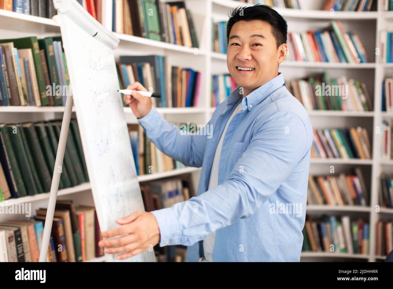 Glücklich Asiatisch Männlich Lehrer Schreiben Auf Whiteboard Stehen Im Klassenzimmer Stockfoto