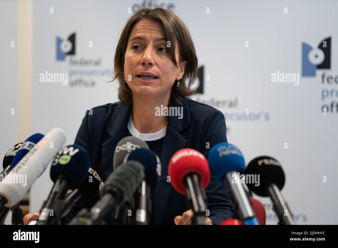 Brüssel, Belgien, 21. Juni 2022. Vorsitzende ad interim des Exekutivkomitees der FPS, Theodora Gentzis, abgebildet während einer Pressekonferenz der Bundesanwaltschaft, des Auswärtigen Amtes, der Bundespolizei und der Verteidigung, über die Rückführung belgischer IS-Frauen und -Kinder, am Dienstag, den 21. Juni 2022 in Brüssel. Gestern Abend hat Belgien erneut die belgischen IS-Frauen und Kinder aus Lagern in Syrien zurückgeführt. Die Kinder sind alle unter 12 Jahre alt. Im vergangenen Monat wurde bekannt gegeben, dass Belgien eine neue konsularische Mission nach Syrien organisiert habe. Ein belgisches Untersuchungsteam ging zu Th Stockfoto