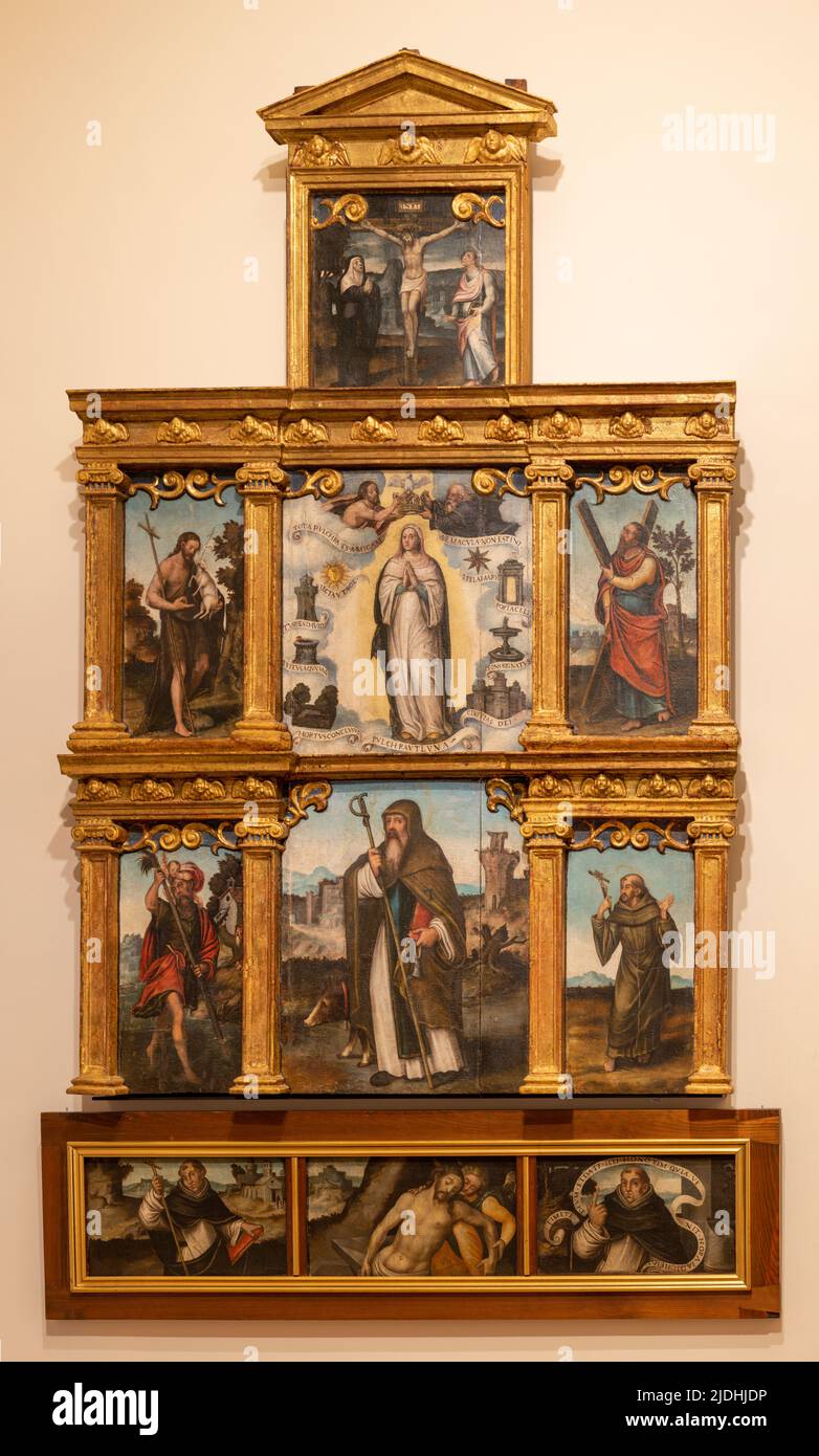 VALENCIA, SPANIEN - 14. FEBRUAR 2022: Der kleine Renaissance-Altar der Unbefleckten in der Kathedrale von Gaspar Requena aus dem 16. Jh. Stockfoto