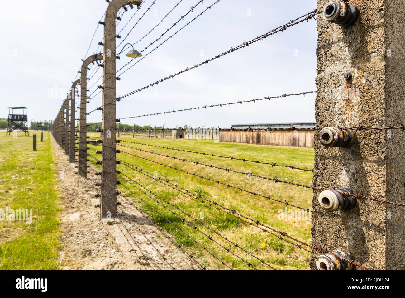 Stacheldraht um das Konzentrationslager Auschwitz-Birkenau. Oswiecim, Polen, 16. Mai 2022 Stockfoto
