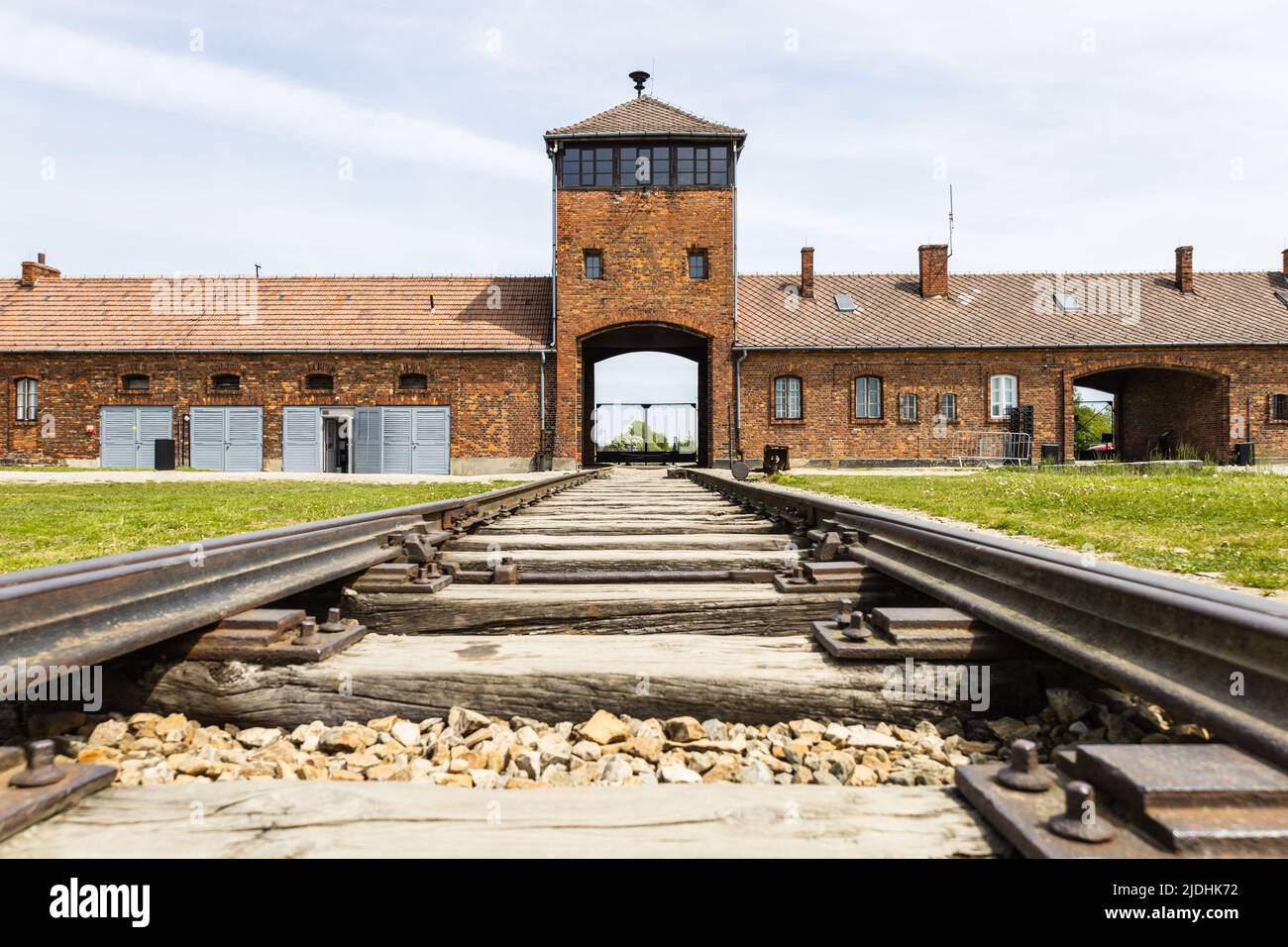 Der Haupteingang des Konzentrationslagers Auschwitz-Birkenau. Oswiecim, Polen, 16. Mai 2022 Stockfoto