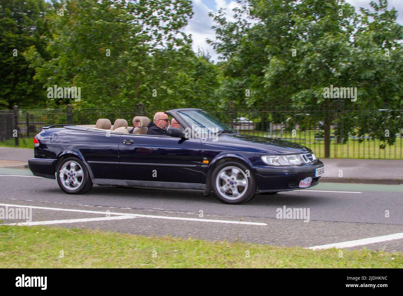 1999 90s Neunzigs Blue SAAB 9-3Turbo 1985cc 4 Speed automatic; Automobile, die während des Jahres 58. der Manchester to Blackpool Touring Assembly für Veteran, Vintage, Classic und geschätzte Autos vorgestellt wurden. Stockfoto