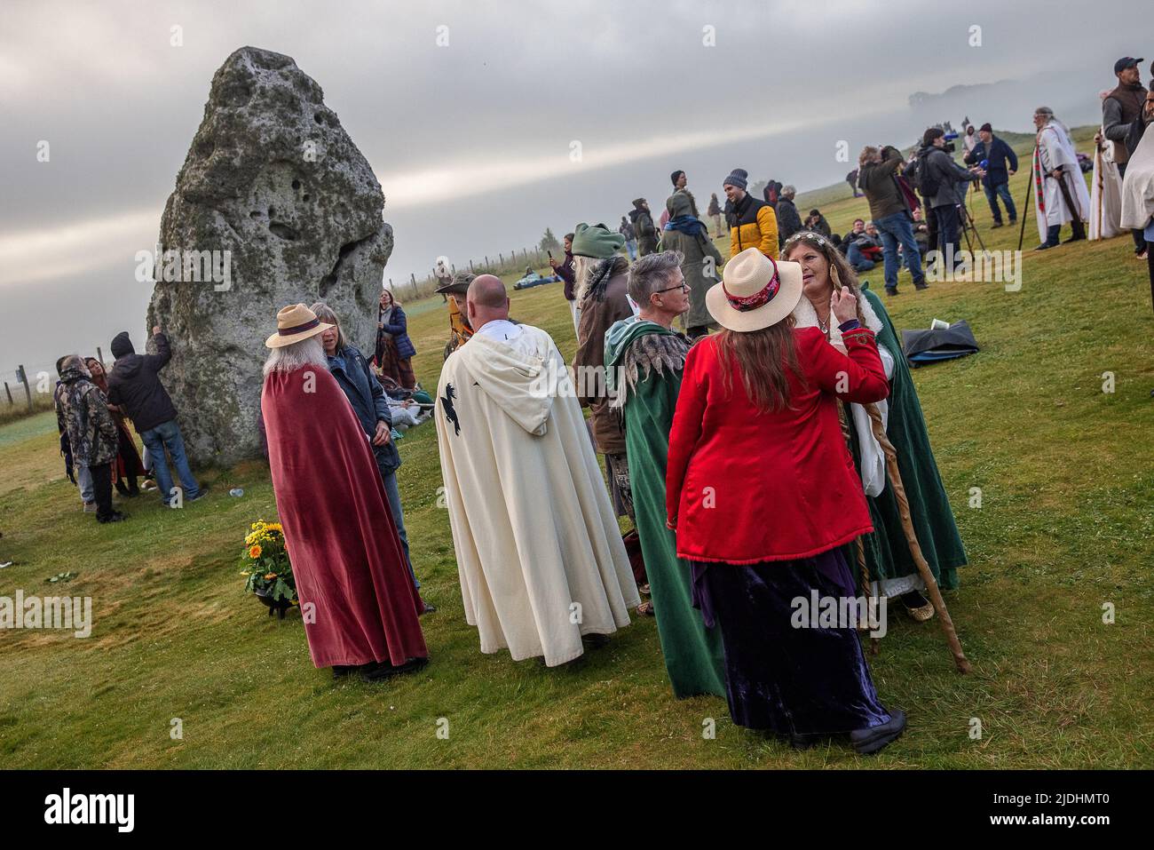 WILTSHIRE, ENGLAND - 21,2022. JUNI: Druiden, Heiden und Nachtschwärmer versammeln sich in Stonehenge in der Hoffnung, den Sonnenaufgang zu sehen, während sie am 21. 2022. Juni in Wiltshire, England, an den Sommersonnenwende-Feierlichkeiten am alten neolithischen Denkmal von Stonehenge in der Nähe von Salisbury teilnehmen. Mehrere tausend Menschen versammelten sich bei Sonnenaufgang am berühmten historischen Steinkreis, einem UNESCO-Weltkulturerbe, um die Sonnenwende zu feiern Stockfoto