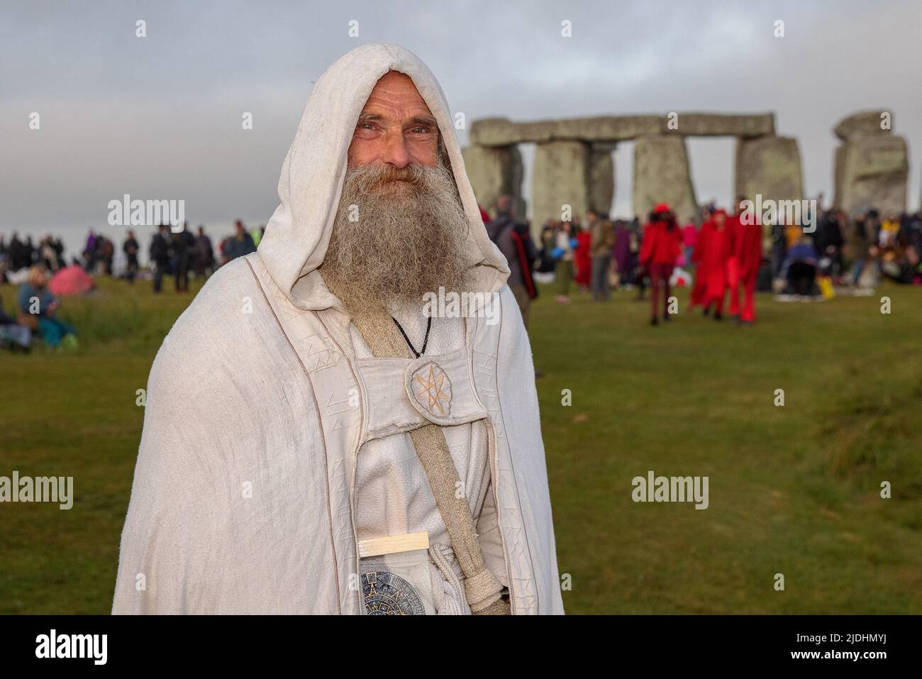 WILTSHIRE, ENGLAND - 21,2022. JUNI: Druiden, Heiden und Nachtschwärmer versammeln sich in Stonehenge in der Hoffnung, den Sonnenaufgang zu sehen, während sie am 21. 2022. Juni in Wiltshire, England, an den Sommersonnenwende-Feierlichkeiten am alten neolithischen Denkmal von Stonehenge in der Nähe von Salisbury teilnehmen. Mehrere tausend Menschen versammelten sich bei Sonnenaufgang am berühmten historischen Steinkreis, einem UNESCO-Weltkulturerbe, um die Sonnenwende zu feiern Stockfoto